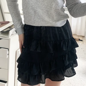 Volang kjol  - Jättesöt svart volangkjol ifrån nakd, stretchigt material och i storlek 34, köpare betalar frakt 📦💕