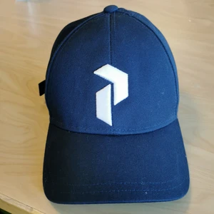 Peak Performance retro keps - mörkblå  - Sitter som en normal keps UNISEX, storlek OSFA, knappt använd. Nypris 400kr säljer den för 200 då jag beställt hem fel färg. Pris kan diskuteras vid snabb affär :) 