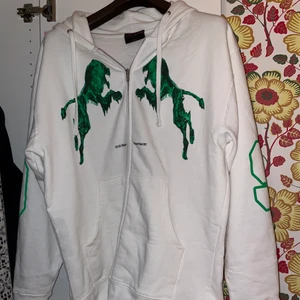 Bladee mearch  - Säljer denna feta bladee zip hoodie som jag köpte men aldrig har använt. Den är i storlek L och perfekt skick.