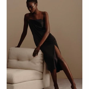 Svart satinklänning - Från zara helt oanvänd med prislapp kvar. Storlek M men skulle säga S. Nypris på internet va 5,99 EUR.