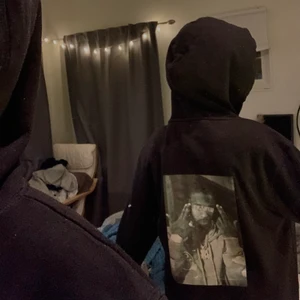Pop Smoke Hoodie - Hoodie från IconsLiving, fint skick och slutsåld på hemsidan. Nypris:600 (lappen skadad i tvätten) skriv privat för frågor. Budgivning om många är intresserade 