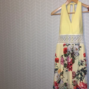 Sommarklänning  - En fin sommarkläning med öppen rygg som man knyter. Säljer denna för att den är för liten för mig. Aldrig använd därav väldigt bra skick. Köpt utomlands men passformen är för xs/s. Pris kan diskuteras.