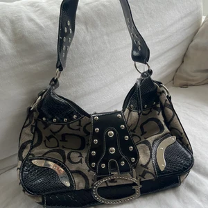 Vintage väska - Vintage väska. Riktigt snygg men kommer för lite till användning! (inget äkthetsbevis)💖💖