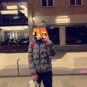 Armani Exchange - Strl M    All originallapp sitter kvar 80% fjäder (Greta Thunberg blir nt glad :) byte mot andra plagg går också be gärna om flera bilder vid intresse! Kom med relevant bud!