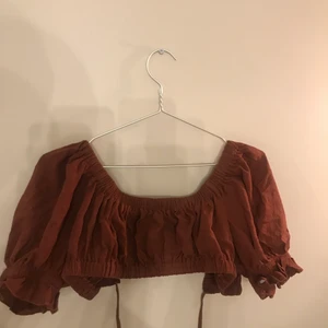 brun croptop  - croptop från shein med knyte i ryggen 