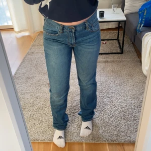 40 men passar mig som har 36 - Ett par jätte fina lågmidjade hela jeans⚡️ som tyvärr satt lite tight för mig 