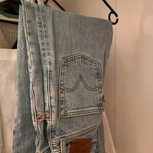 Säljer blåa Levis jeans i ”ribcage straight ankle” i storleken 23/27! Använda men i superbra skick!
