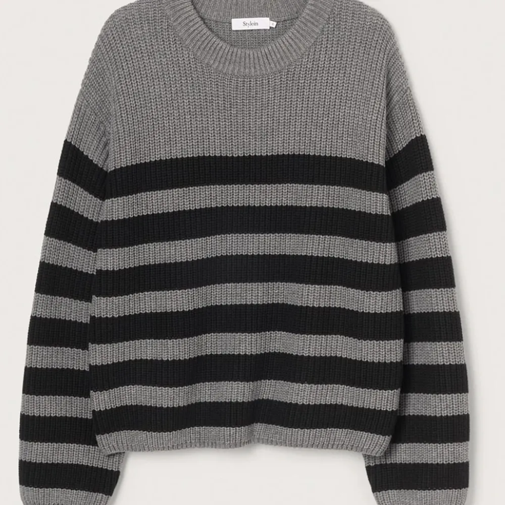 Aubry sweater från Stylein är i en mjuk och härlig blandning av ull och bomull. Lös passform och hellånga ärmar. Halsringningen är rund. Randigt är tidlöst plagg och vårens måste! Nypris 2499 kr höst 2021. Stickat.
