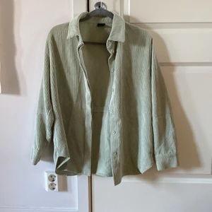 Pastellgrön skjorta - Pastellgrön skjorta från Ginatricot. Använd max 5 gånger och nypriset är 499kr. Mycket bra skick i storlek S