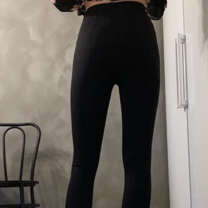 Leggings med slits - Ett par tjockare leggings med slit vid foten. Hög midja. Strl xs.