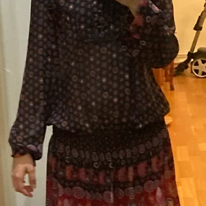 Tunika/klänning - Svart tunnorna i tunt material i storlek M från Mexx. Den var min favorit till svarta byxor och kängor. Frakt betalas av köparen. Passar även storlek S och L 