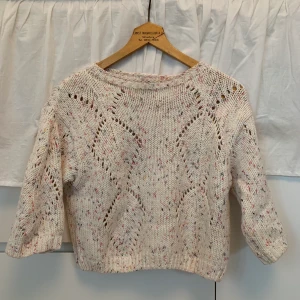 Croppad stickad tröja (XS) - Beige melerad stickad topp. Croppad och trekvartslånga ärmar. Stl XS, använd 3 gånger. Från Lindex.