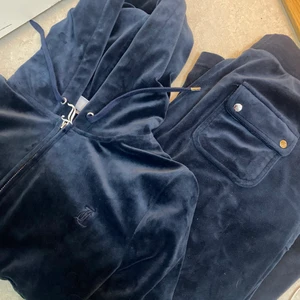 Juicy couture set  - Säljer mitt marinblåa juicy couture sett i stl L. Båda delarna är i fint skick och inga synliga defekter . Enda defekten är att mudden i midjan på byxorna är lite noppriga därav det billiga priset . Ingenting är trasigt eller liknande . Nypris 2000 men säljer båda delarna tillsammans för 1400kr
