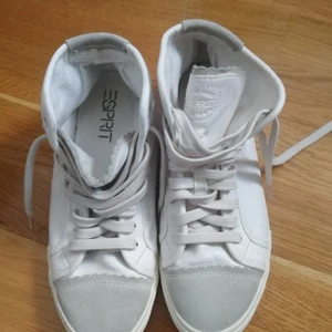 Esprit sneaker  - Väldigt fina och bekväma sneakers, använts få antal gånger, säljer pga att de inte passar längre. 