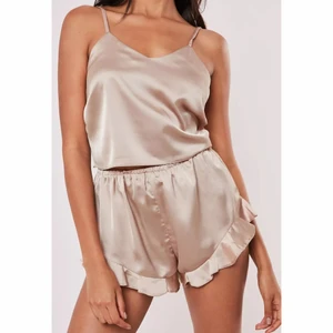 Set från missguided strl 34 - Oanvänt set i siden från missguided. Strl 34 