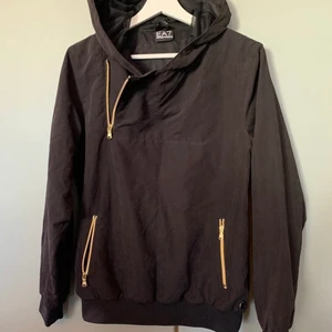 Emporio armani jacka anorak S vårjacka  - Snygg mysig jacka, storlek S. Passar ungdom eller Xs/S dam   Fickor luva, snygg detalj fram som kan vikas ned.  Från armhåla och ned mäter jag 39,5cm  Från armhåla och ärmens längd med mudd 50cm  Från axel och ner 65 cm  SAMFRAKTAR 😃
