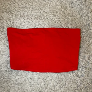 Crop top - Två basic crop tops i storlek S sitter bra använt dom ett antal få gånger