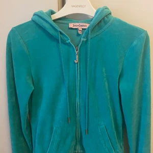 juicy couture - säljer min fina blå/gröna juicy kofta med glitter på dragkedjan ❤️ storlek M men passar S också 