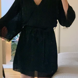 Klänning - Svart klänning med vida armar från monki, 100kr 