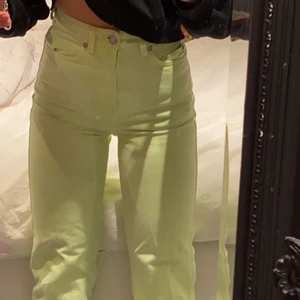 Gröna jeans  - Säljer dessa asballa jeansen från weekday, då de tyvärr blivit lite små. Som i nyskick då de knappt är använda. Nypris 599:- Hör av er vid frågor! 💕