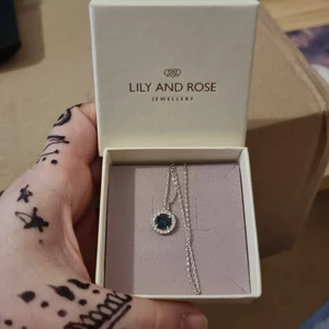 Nytt äkta lily and rose halsband  - Jättefint nytt oanvänt äkta Lily and rose Miss Miranda halsband, Säljes pga utrensning. Kan mötas upp I Stockholms området eller upphämtning I Hässelby gård.