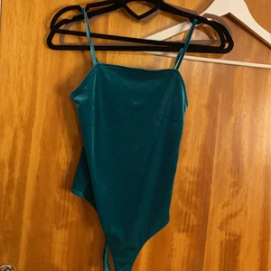 Grön body  - Jättefin grön body i sammet!💓