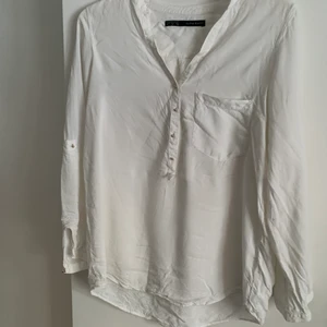 Zara storlek M - En snygg blus från zara lite skrynklig då den har legat i en flyttlåda. 