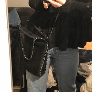 Handväska Svart (Stella McCartney) - Liknande Stella McCartney väska i svart🖤🤍 Inte använd ofta, därför väldigt bra skick. 