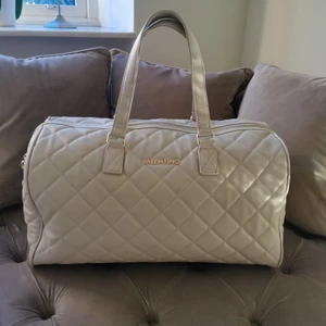 Väska Valentino - Stor, rymlig och fin resväska/weekend bag i nyskick från Valentino. Ljusbeige, cremefärgad. Insidan är cremefärgad i silkeslent tyg. 💕