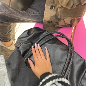 Randig stickad tröja i bra skick🫀 - Randig svart vit stickad tröja🖤🤍Storlek s men funkar även för xs som jag är!