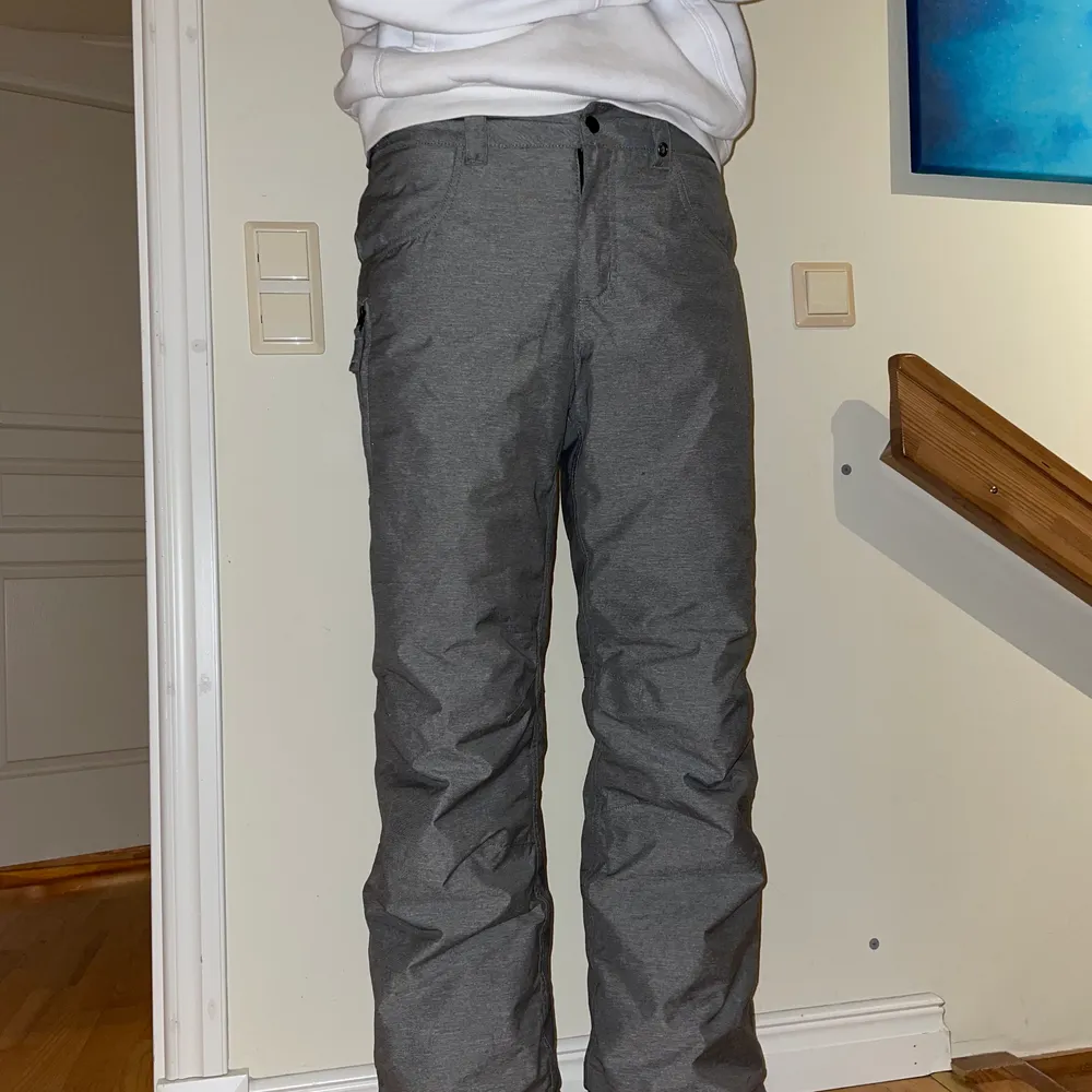Storlek XL Junior(US 18) (EU 164-169) passar inte längre. Säljes billigare med tillhörande jacka.  Mycket bra kvalitet. Inget fel. . Jeans & Byxor.