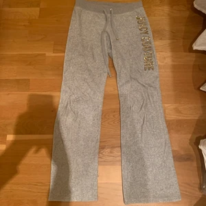 Juicy byxor - Skit snygga juicy byxor i storlek xs som tyvärr är för korta för mig. Passar någon som är runt 165, fint skick. Frakt tillkommer på 72 kr. 