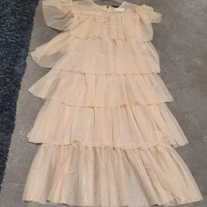 Ny volongklänning  - Sãljer min vologoklänning som är ny och passar till allt Klänning är mycket unik och passar s_m finns fler bilder och passar till fester 