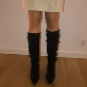 Svarta mockaboots  - Säljer mina fake mocka boots i size 40. Köpte i en butik i Köpenhamn och är helt oanvända. Priset är exklusive frakt och det är bara att skriva om ni vill se fler bilder!💗💘💞💓