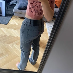 Gråa Levis 511 - Grå raka lågmidjade levis jeans. Strl 29/32. 