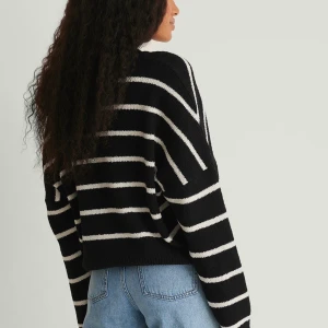 Randig stickad tröja - Säljer nu min randiga stickad tröja från Nakd i storlek S, sparsamt använd, mycket bra skick ⚡️290kr + frakt