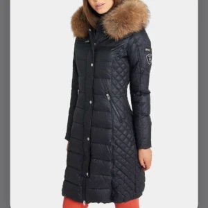 Rock and blue jacka  - Säljer min rock and blue jacka. Använd några gånger under en vinter. Fortfarande i jättebra skick! Äkta päls. Storlek: 34. Äkta päls!!! PRISET KAN DISKUTERAS!