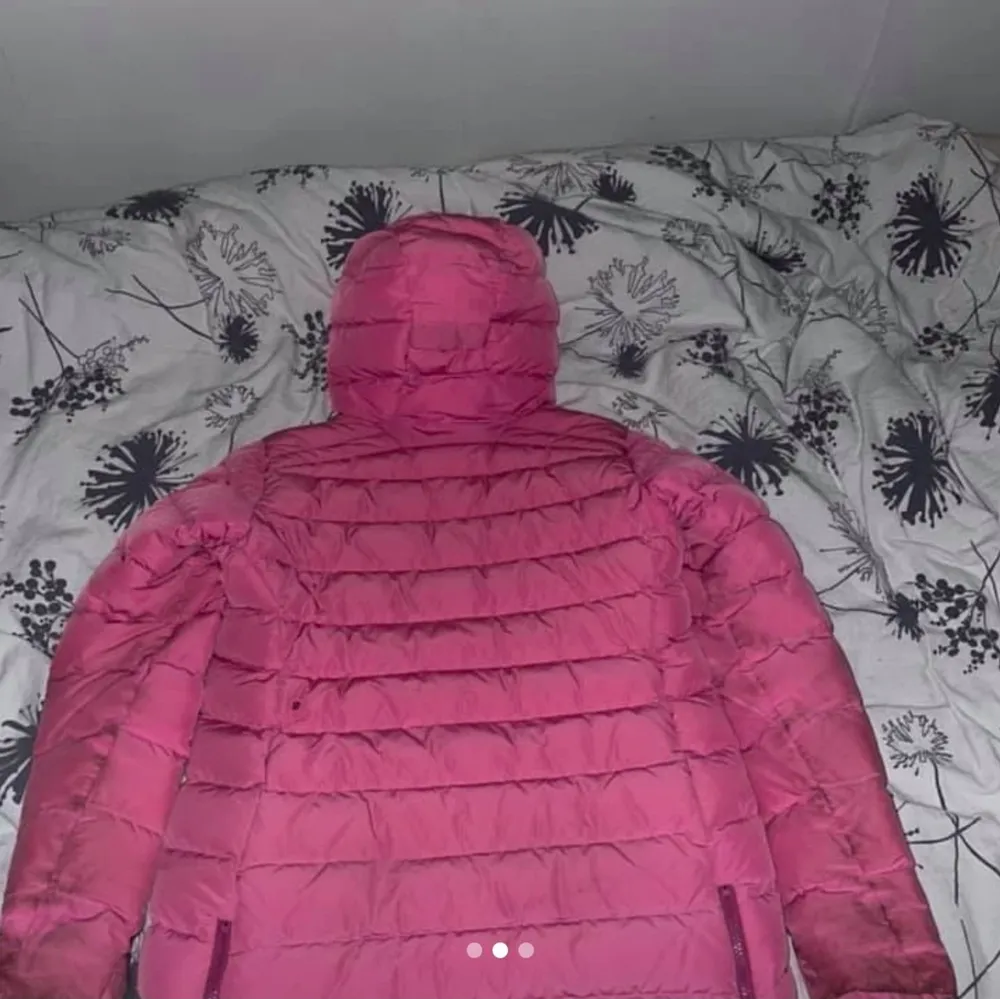 En rosa jack från peak performance i storlek M använd en vinter har ett hål på ryggen men inget som syns . Jackor.