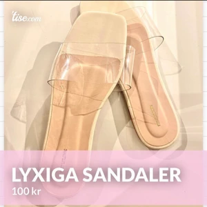 Lyxiga sandaler  - Säljer dessa finingar då jag tydligen vägrar inse att 39 är för litet haha. Använd bara en gång, så superkvalitet! Platta sandaler som ger ett väldigt lyxigt, clean intryck. Storlek 39 från Pretty little thing🤍🤍