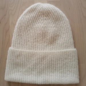 Mössa från lindex - Endast provad vit mössa från lindex, Nypris 199kr 