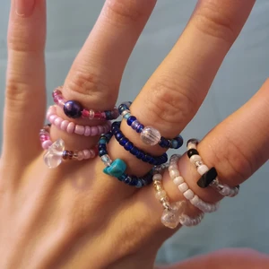 Ringar - Kan göra olika ringar med färgerna rosa, blå, vit. Ni bestämmer hur de ska se ut :D Ringarna är öppna på baksidan så man kan ändra storleken lite. Kostar 20kr styck och frakten ligger på 12kr så länge totala vikten är under 50g. Bara o höra av sig vid frågor😊