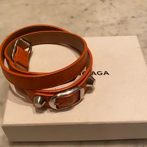 Balenciaga armband - Säljer mitt oranga balenciaga armband! Dustbag och låda tillkommer
