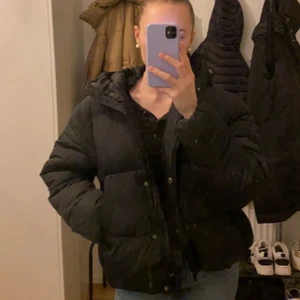 Svart vinterjacka - Svart lite tjockare vinterjacka från lager157, fint skick. Storlek XS/S. 