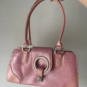 Pastellrosa väska - Handväska med Krokodilskinnseffekt (inte äkta såklart) ascool men inte min stil tyvärr! Den är som ny