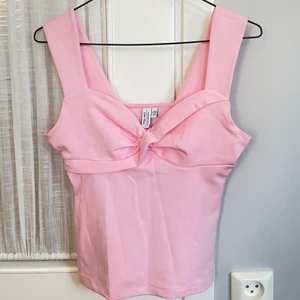 Topp &Otherstories - Knappt använd topp från &otherstories. Gör sig inte riktigt rättvis på bild tyvärr men sitter väldigt fint💞