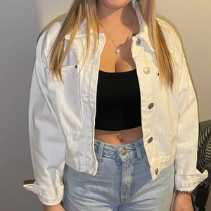 Beige jeans jacka - Beige jeans jacka från pull & bear!!! Ser nyanvänd ut!!!