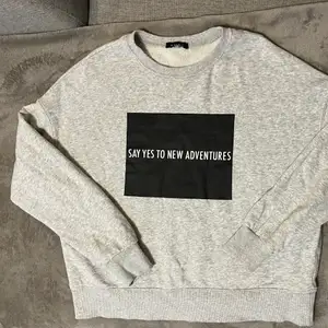 En sweatshirt från NEW yourker, grå/svart. Storlek S skulle säga att den är som en Xs/S.