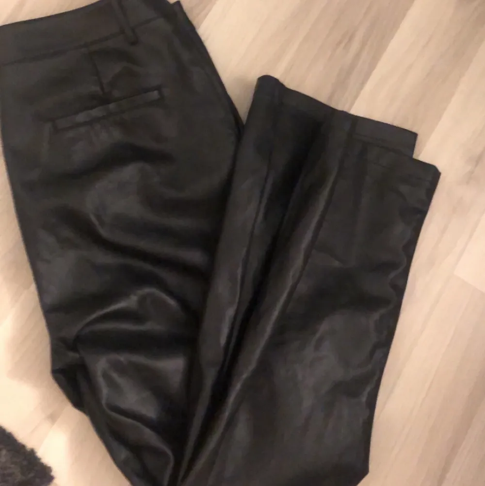 Väldigt tajta läder byxor kring rumpan, från Gina, köpta för 650 men säljer för 180. Jeans & Byxor.