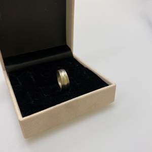 Det här är vår ring ”Alve” - gjord av en gammal gaffel!            Storlek: 16,5 och 17                                                                   Material: nysilver                                                                        Pris: 149 kr 