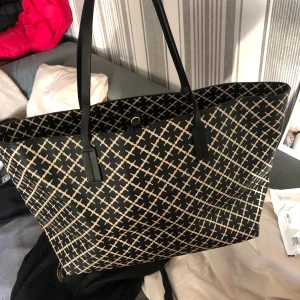 Handväska - Säljer min Marlene Birger väska, tyg påse ingår! Den är i mycket bra skick, nästan som ny! Ny pris är 2395kr!